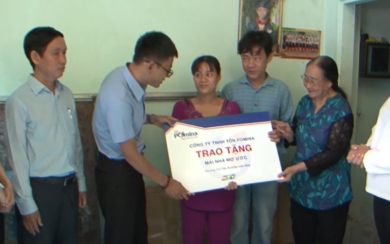 Tôn Pomina trao tặng mái nhà mơ ước anh Trần Minh Hùng