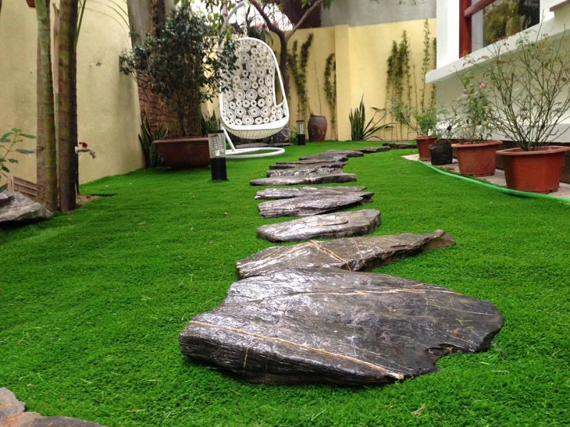 trang trí sân vườn bằng cỏ nhân tạo 