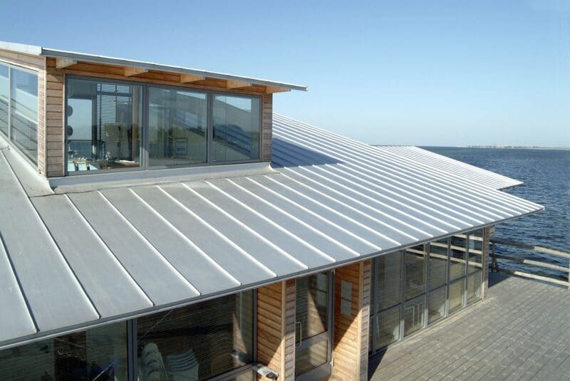 Mái nhà lợp bằng tôn lạnh Solar AZ100 của Tôn Pomina