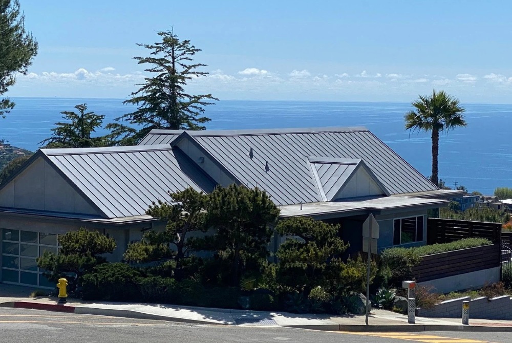 Tôn Lạnh màu Solar AZ100 thích hợp cho mái nhà vùng biển