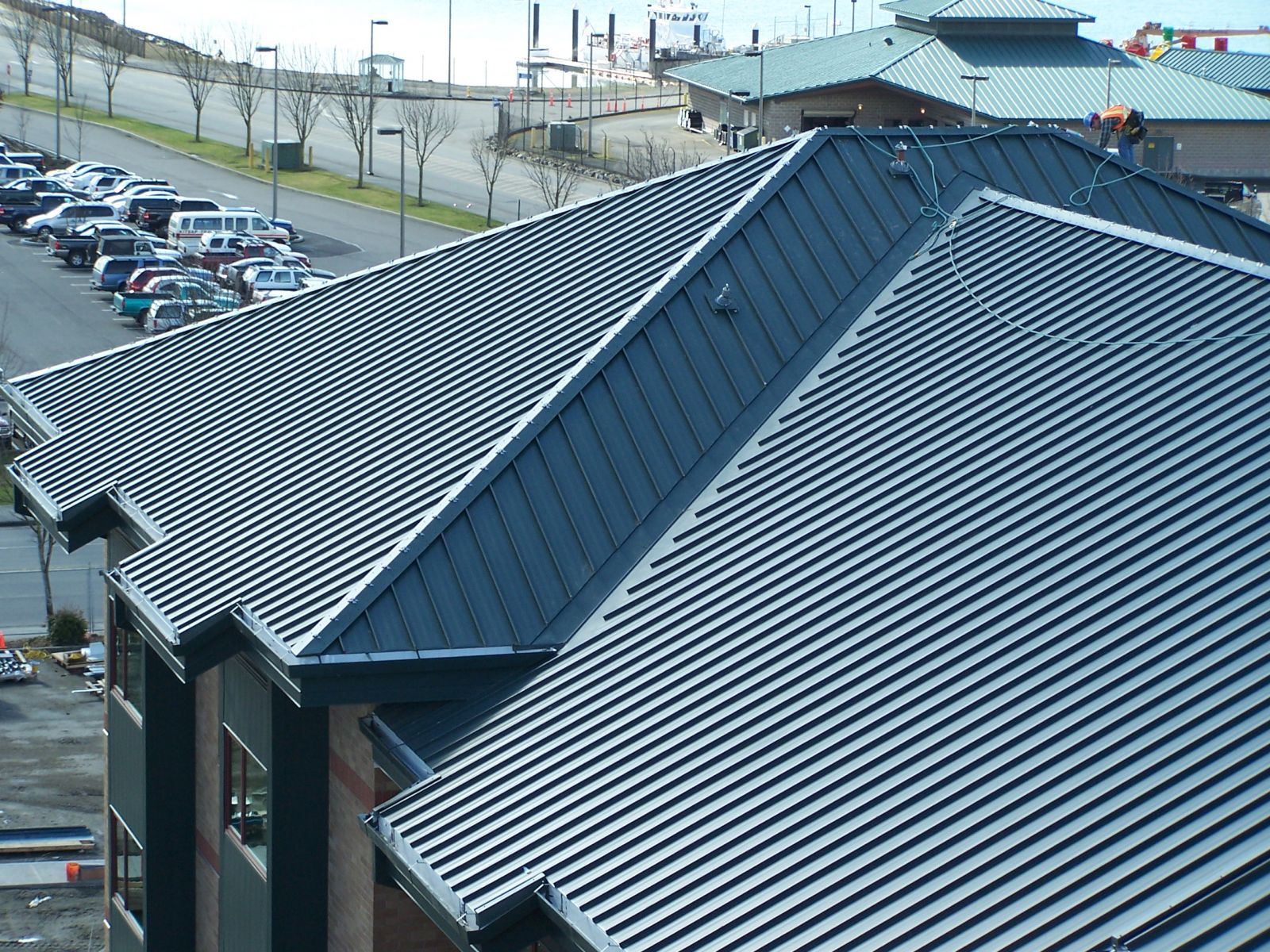 Tôn là dòng sản phẩm lợp mái nhà chống thấm dột hiệu quả