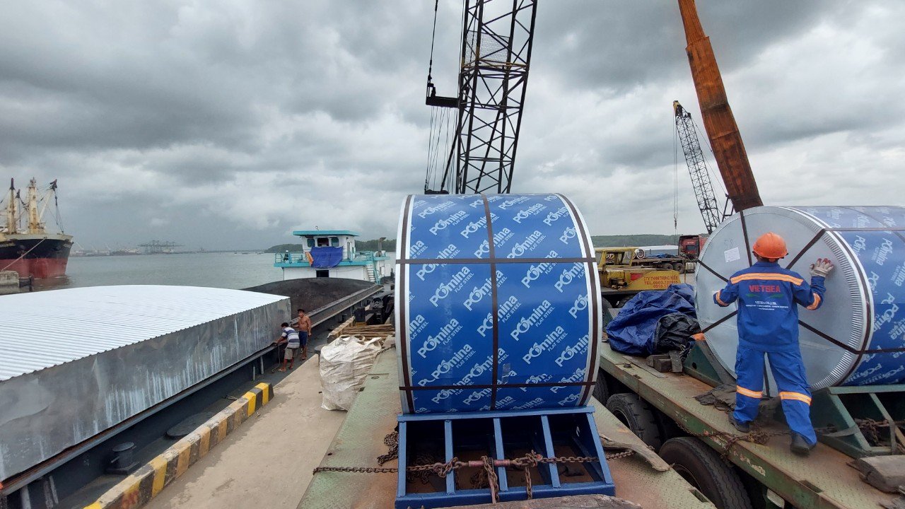 Hình ảnh công tác xếp hàng lên khoang tàu tại bến cảng Thị Vải