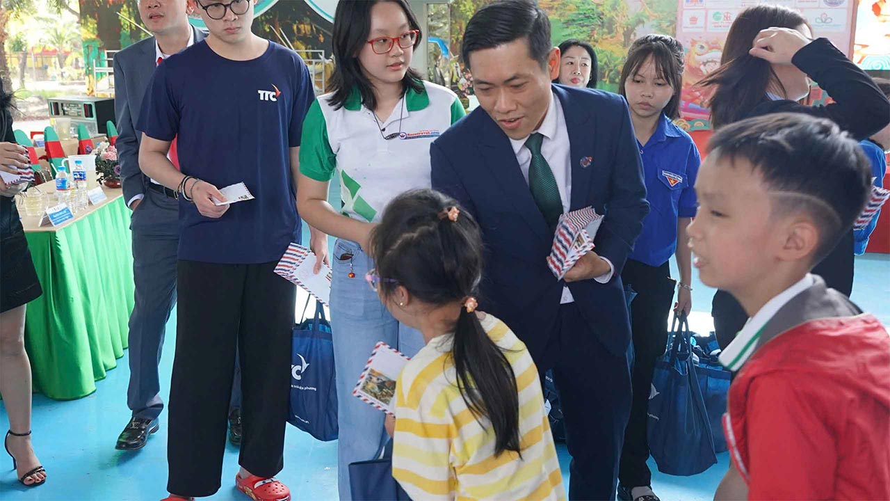 trao xuân yêu thương