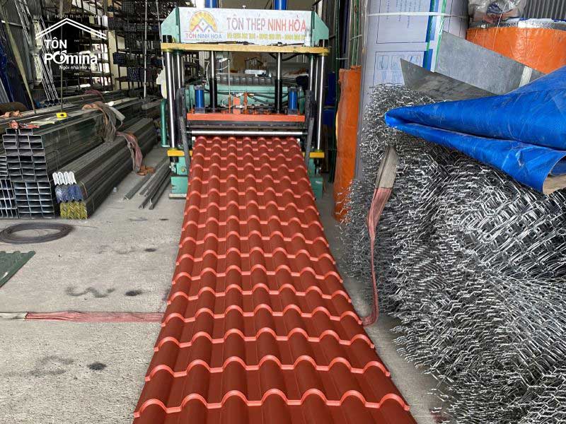 tôn giả ngói màu đỏ đậm